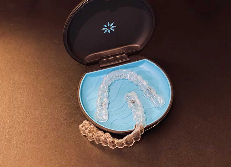 Invisalign Schiene Zahnarzt München Dr. Desmyttère 